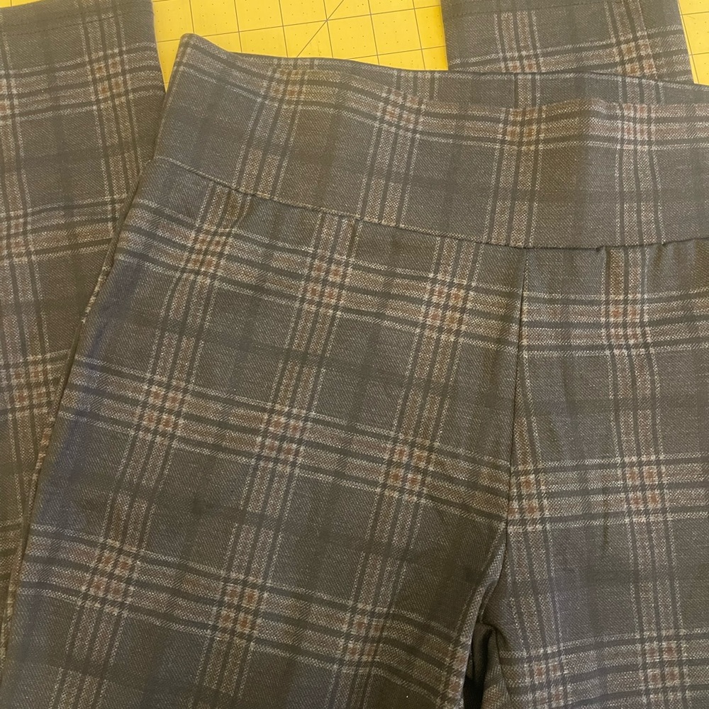 MeMoi NWT plaid slimming shaping legging. Size M/L. Black and gray plaid. - Picture 5 of 5